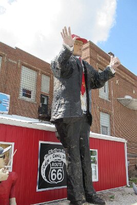 2024-05-05 Pink Elephant Antique mall by Paul Duerinck 2