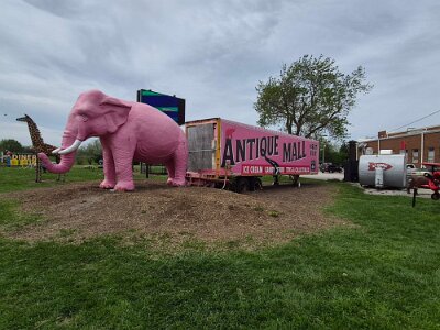 2026-04 Livingston - Pink Elephant antique mall by Lizel Burger (1)