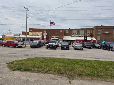 2026-04 Livingston - Pink Elephant antique mall by Lizel Burger (12)