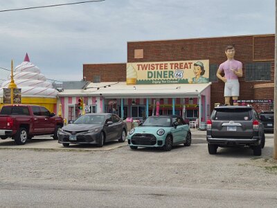 2026-04 Livingston - Pink Elephant antique mall by Lizel Burger (2)