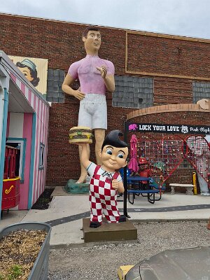2026-04 Livingston - Pink Elephant antique mall by Lizel Burger (5)