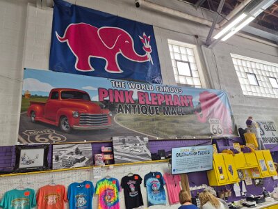 2026-04 Livingston - Pink Elephant antique mall by Lizel Burger (9)