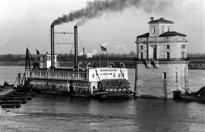1916 Chain of Rocks water inlet tower