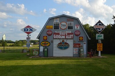 2019-05-18 Bob's gasoline alley by Tom Walti 2
