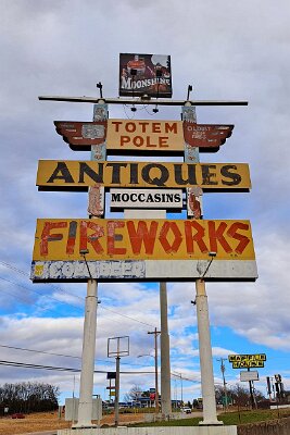 2022-12 - Rolla - Totempole trading post by Jeremy Morris 1