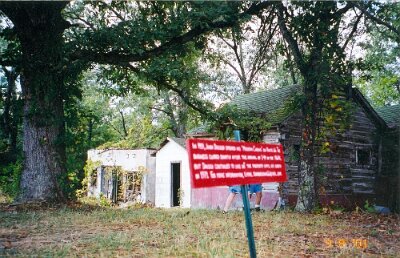 2001 John's Modern cabins (store and laundry room)