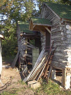 2002-09-30 John's Modern Cabins by Mike Ward 14