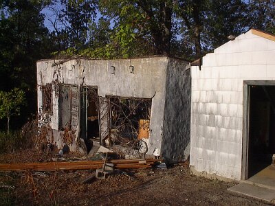 2002-09-30 John's Modern Cabins by Mike Ward 16