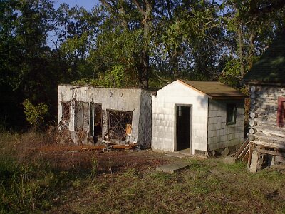 2002-09-30 John's Modern Cabins by Mike Ward 2