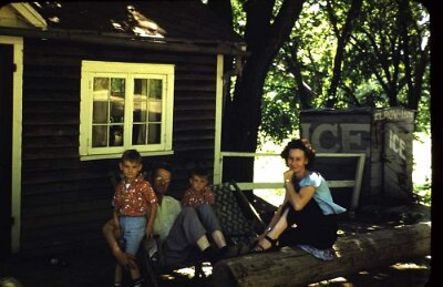 195x The Elbow Inn - The Thompson family