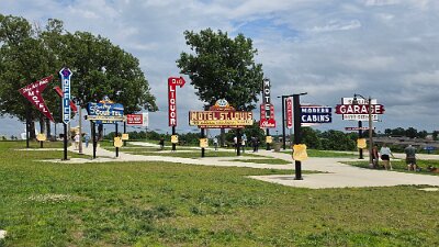2026-06-21 St Robert - neon park (1)