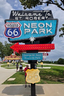 2026-06-21 St Robert - neon park (11)