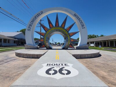 2026-05 Springfield mo - Queensgate monument by Darrell Powers 1
