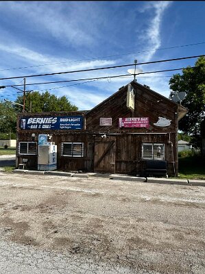 2023-08 Avilla - Bernie's Bar by Hagen Hagensen