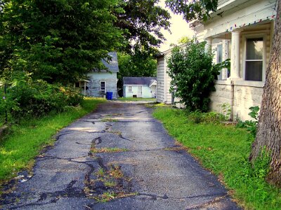 2015 Carthage - Murrell tourist court - driveway next to the home by Rod Harsh
