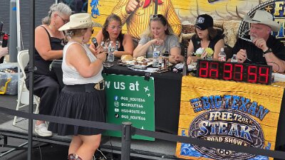 2026-06-19 Joplin - The ladies at the steak challenge (3)