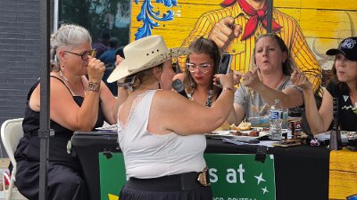 2026-06-19 Joplin - The ladies at the steak challenge (4)