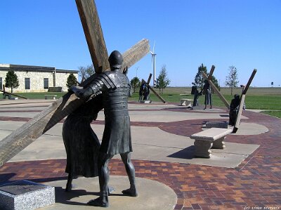 2018-12 Groom - Large cross park (2)