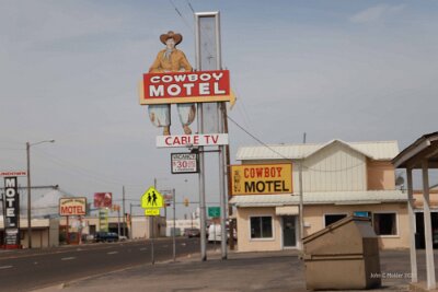 2020-04-06 Amarillo - Cowboy motel by John Molder