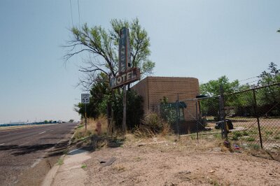 2022-05 Amarillo - Triangle motel by Sarah Clark (9)