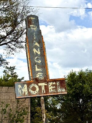 2925-08 Amarillo - Triangle motel