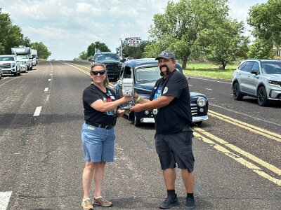 2026-06-15 Glenrio - Trophee handover by Lisa Fariseo Visket from NM to TX (6)